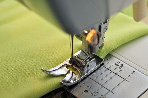 Máquina de coser electrónica para coser seda.