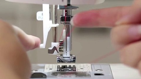 maquina de coser con enhebrador 