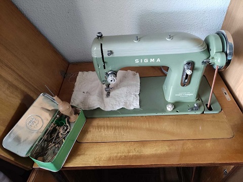 Maquina de coser Sigma H con mueble