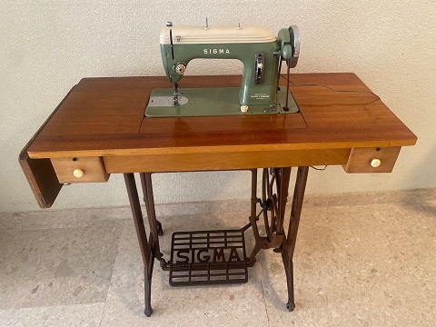 Máquina de coser y bordar Sigma modelo H verde con mueble